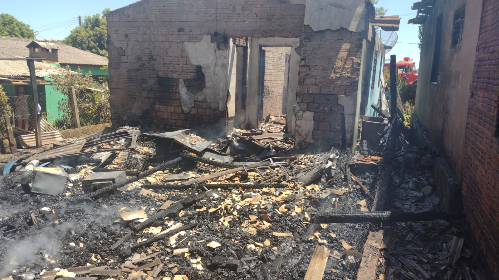 Casa Destru Da Pelo Fogo No Primeiro Dia Do Ano Em Tunas