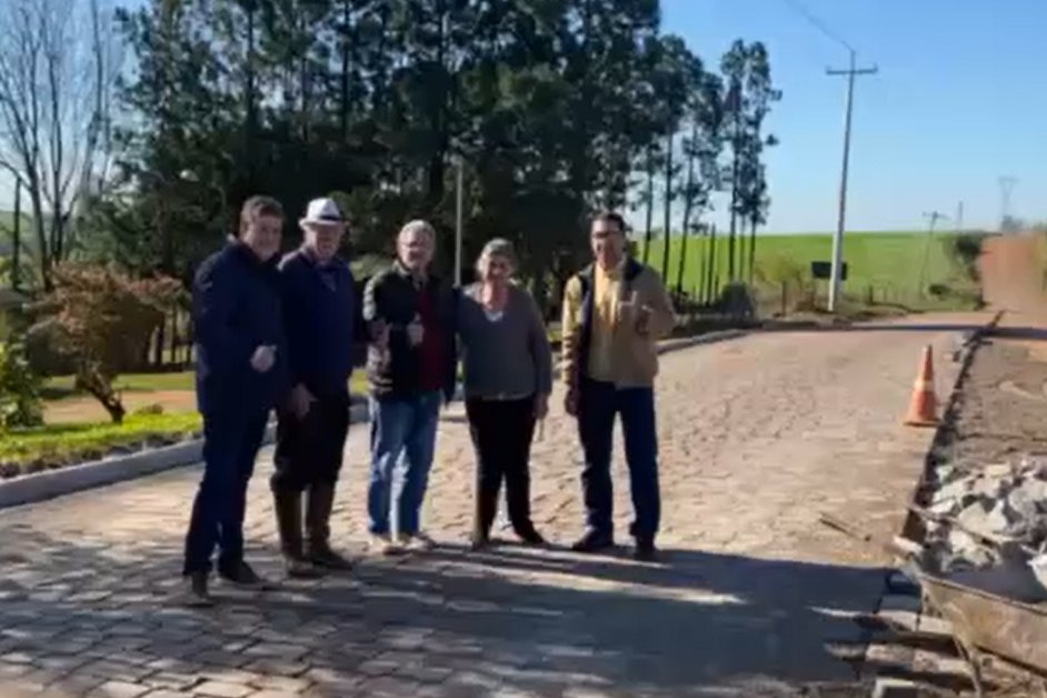 Prefeito e vice de Estrela Velha acompanham obras de pavimentação