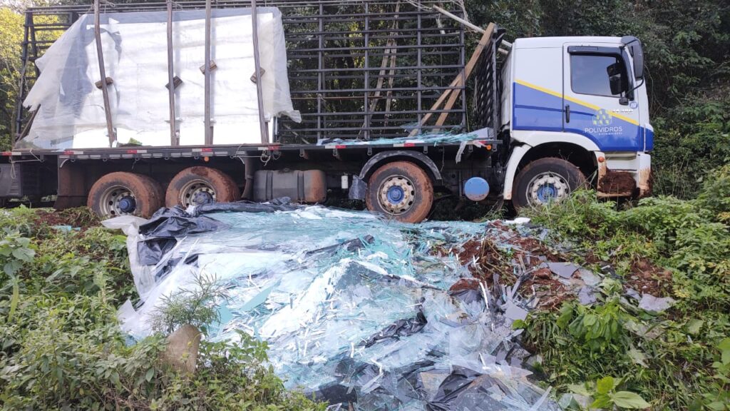 Caminhão carga de vidros fica sem freios e colide em barranco na