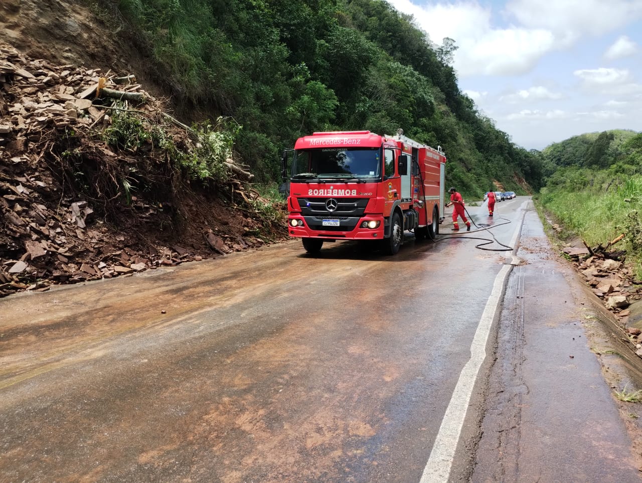 Deslizamento bloqueia ERS-400 entre Candelária e Sobradinho, Rio Grande do  Sul