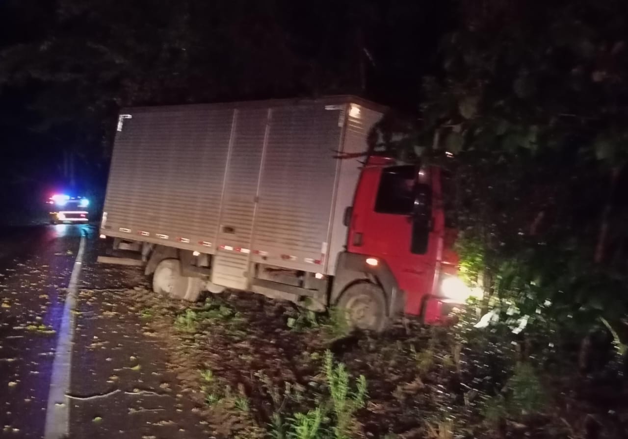 Caminhão Sai Da Pista E Motorista é Preso Por Embriaguez Na Ers 400